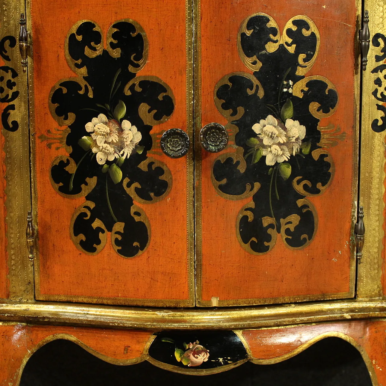 Vetrina toscana laccata, dorata e dipinta, '900 7
