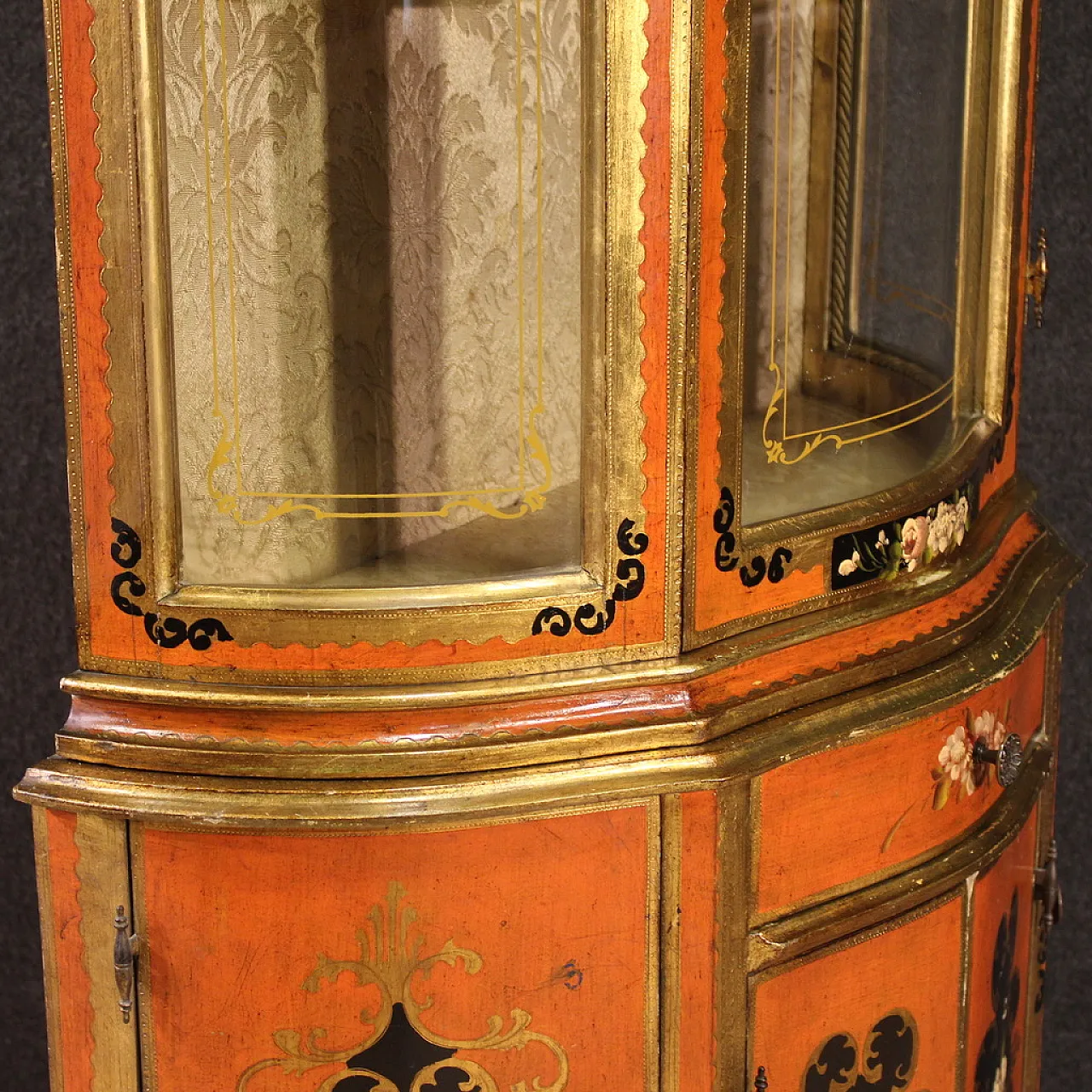 Vetrina toscana laccata, dorata e dipinta, '900 10