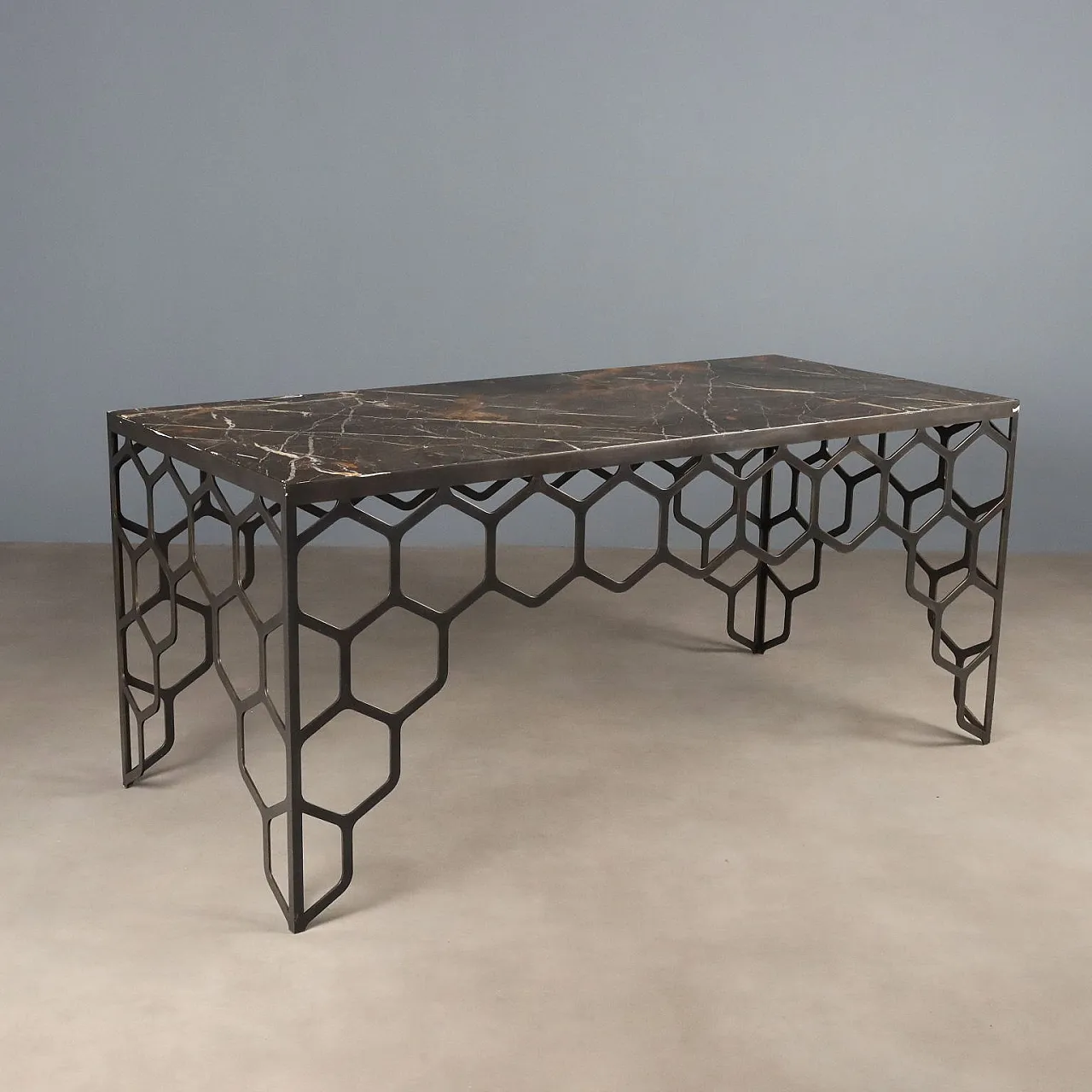 Tavolino in ottone con motivo a nido d'ape e piano in marmo, '900 1