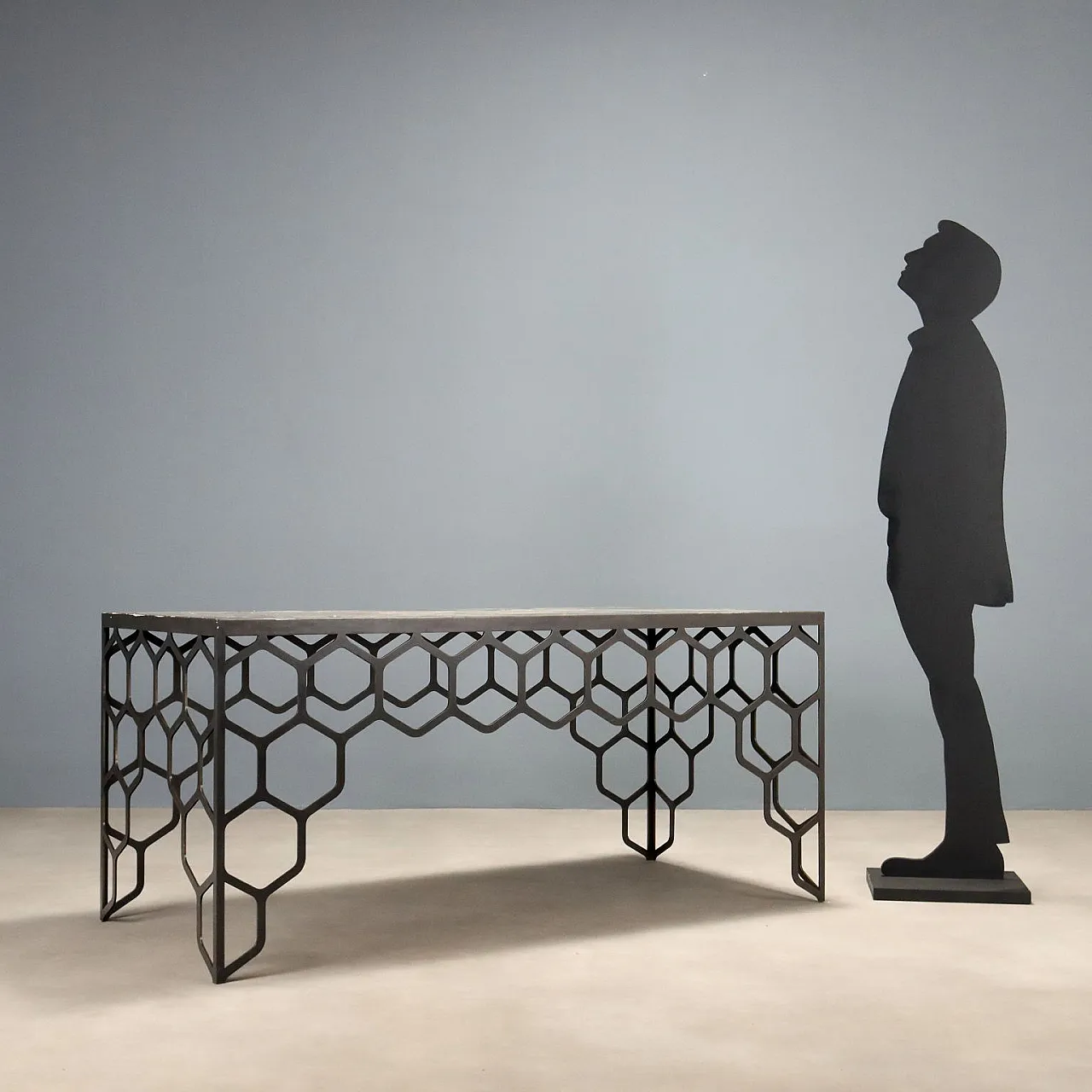 Tavolino in ottone con motivo a nido d'ape e piano in marmo, '900 2