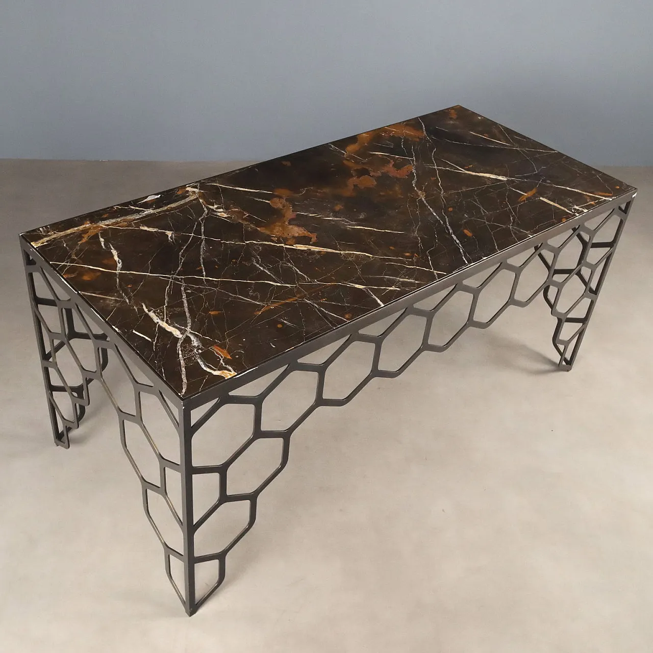 Tavolino in ottone con motivo a nido d'ape e piano in marmo, '900 3