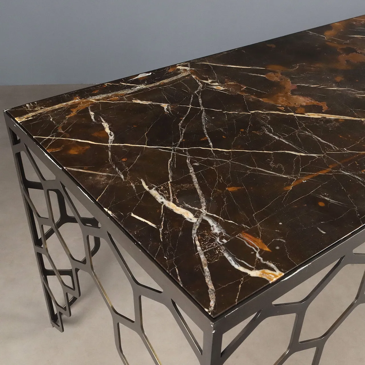 Tavolino in ottone con motivo a nido d'ape e piano in marmo, '900 4