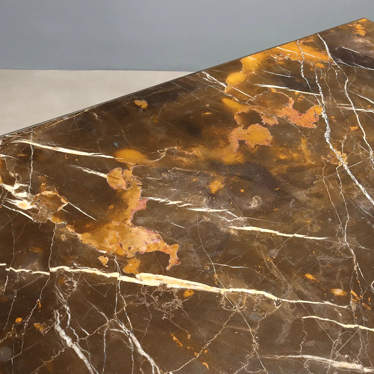 Tavolino in ottone con motivo a nido d'ape e piano in marmo, '900 5