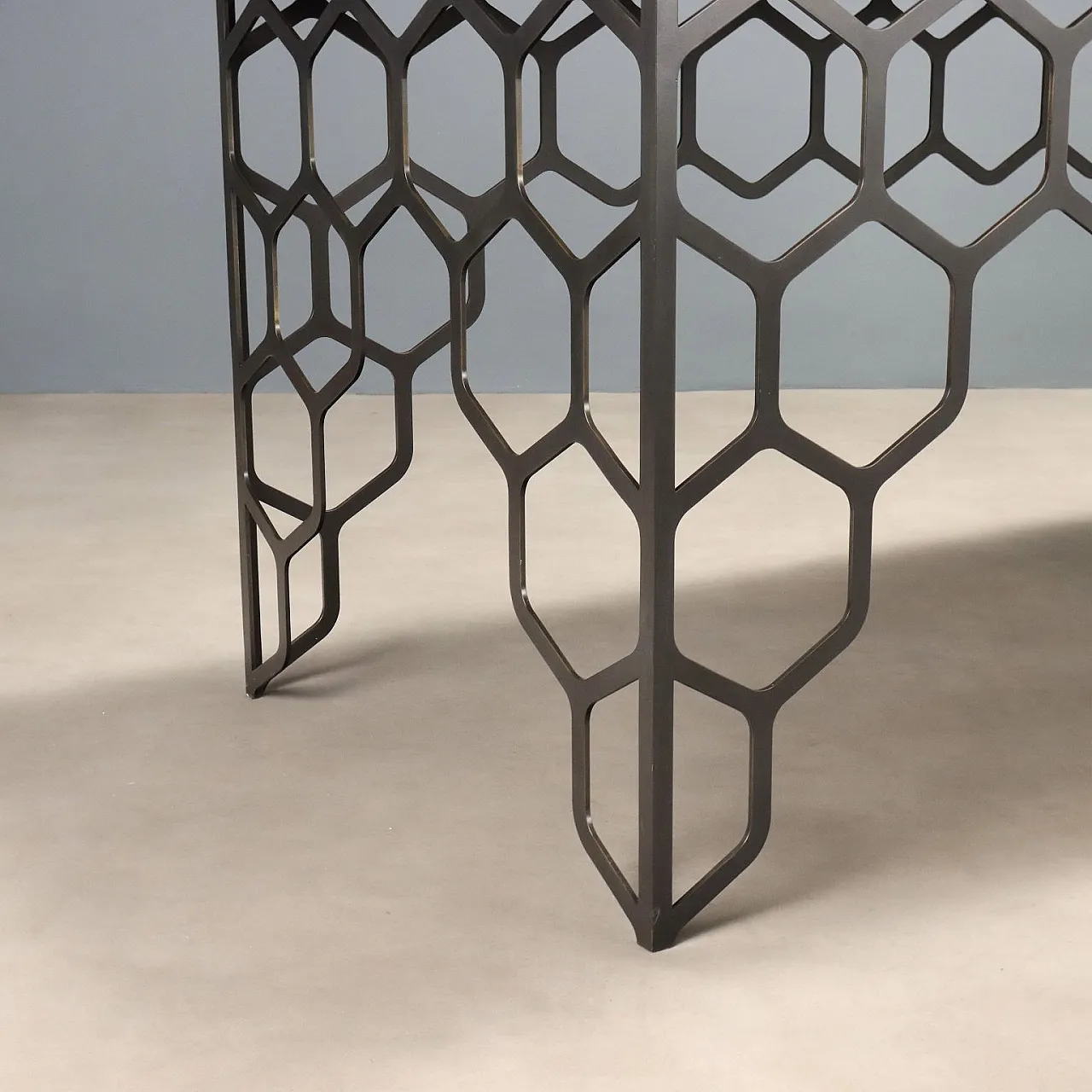 Tavolino in ottone con motivo a nido d'ape e piano in marmo, '900 6