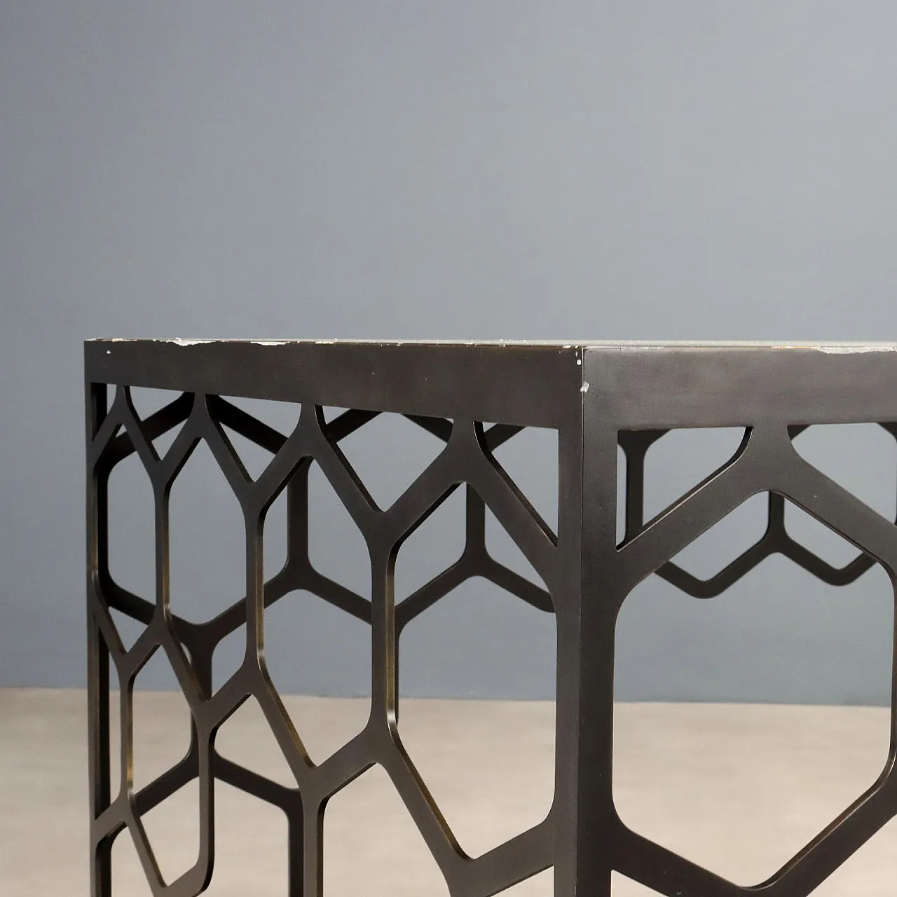 Tavolino in ottone con motivo a nido d'ape e piano in marmo, '900 7