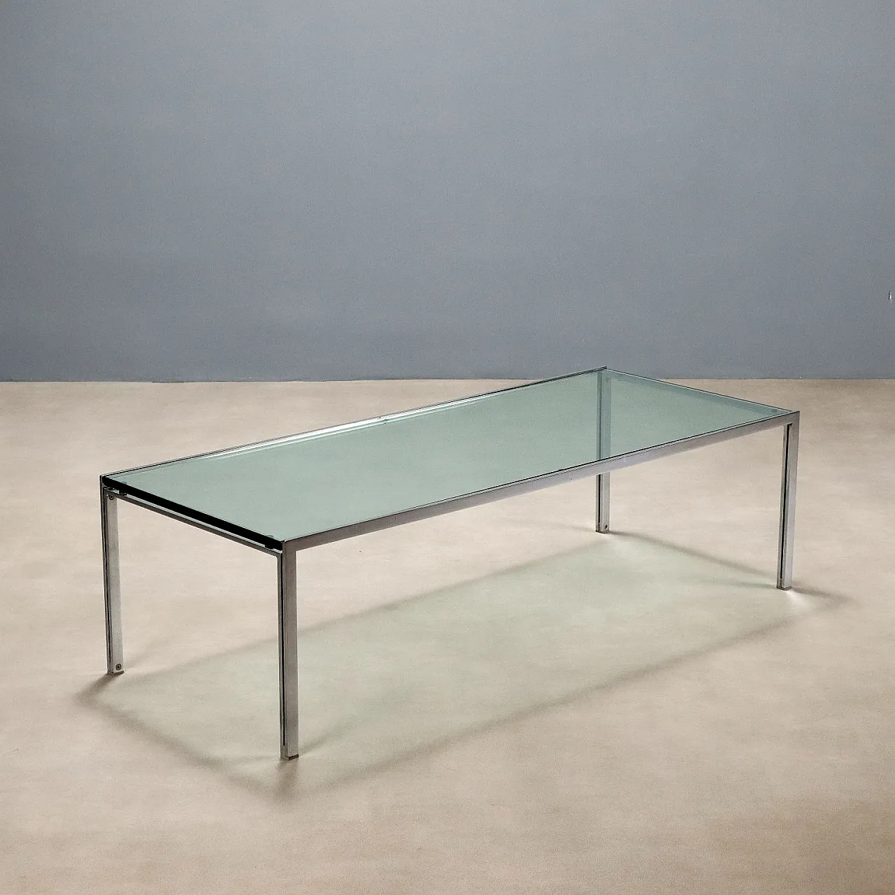Tavolino con struttura in metallo cromato e piano in vetro, '900 1