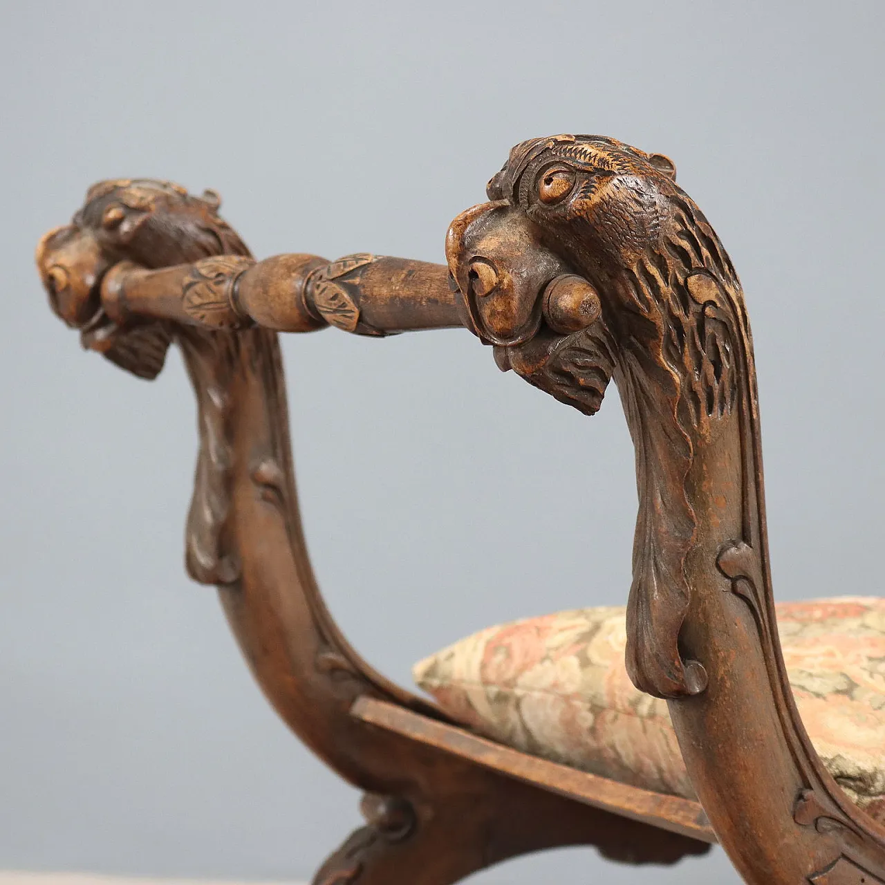 Sgabello Savonarola in noce, in stile Neorinascimentale, fine '800 3