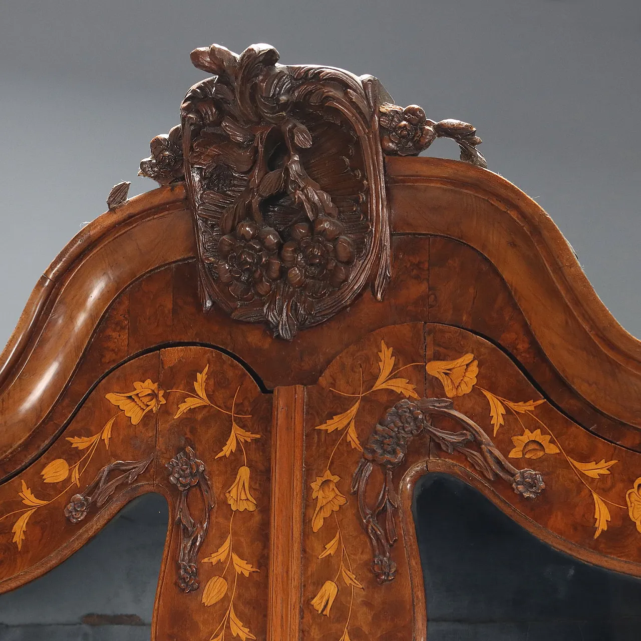 Display cabinet in walnut, burl, maple, and molded glass, 19th century 5
