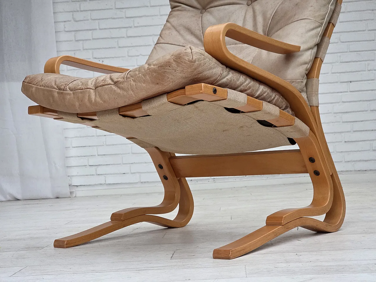 Poltrona norvegese, modello "Kengu", pelle beige, anni '70 13