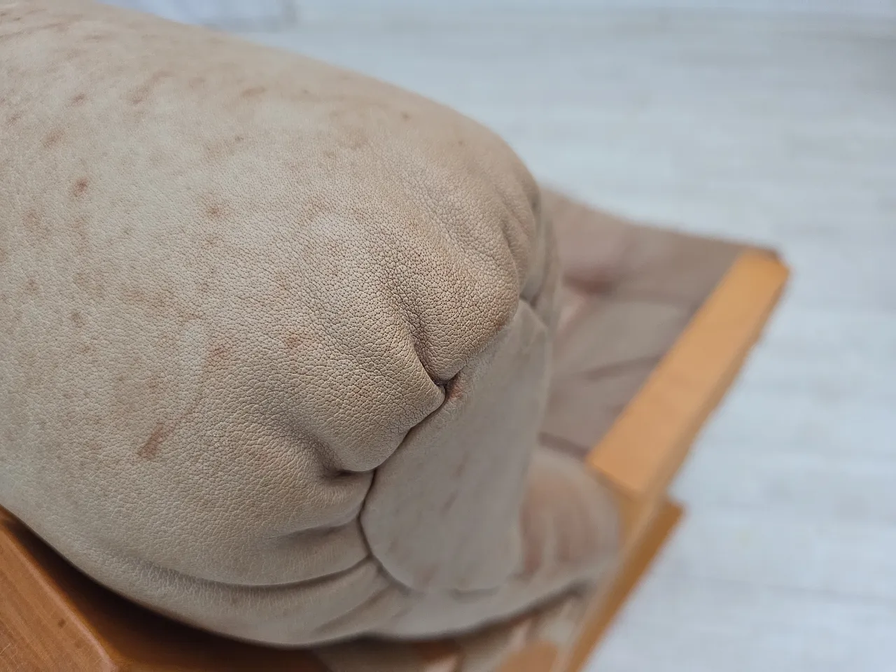 Poltrona norvegese, modello "Kengu", pelle beige, anni '70 14