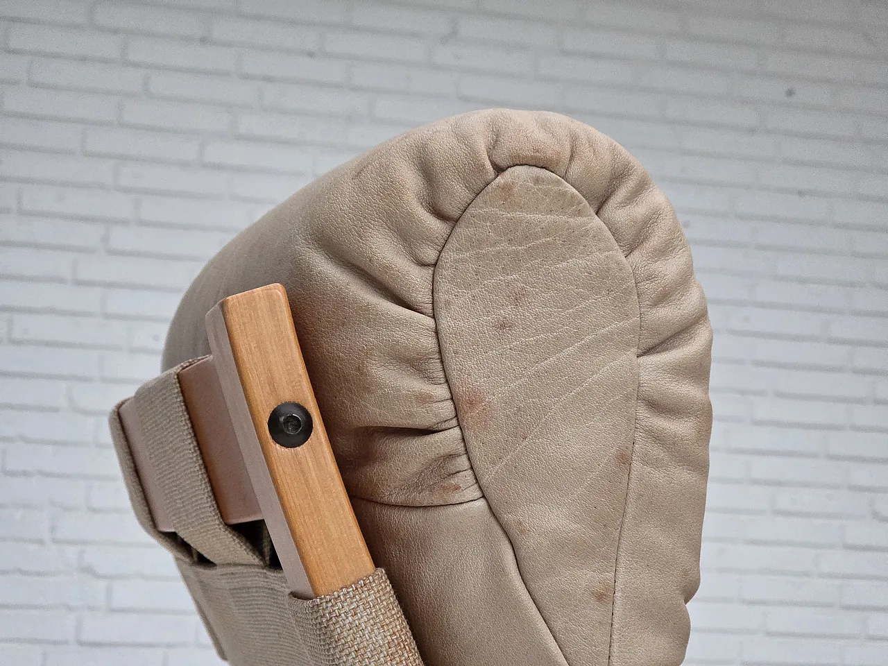 Poltrona norvegese, modello "Kengu", pelle beige, anni '70 18