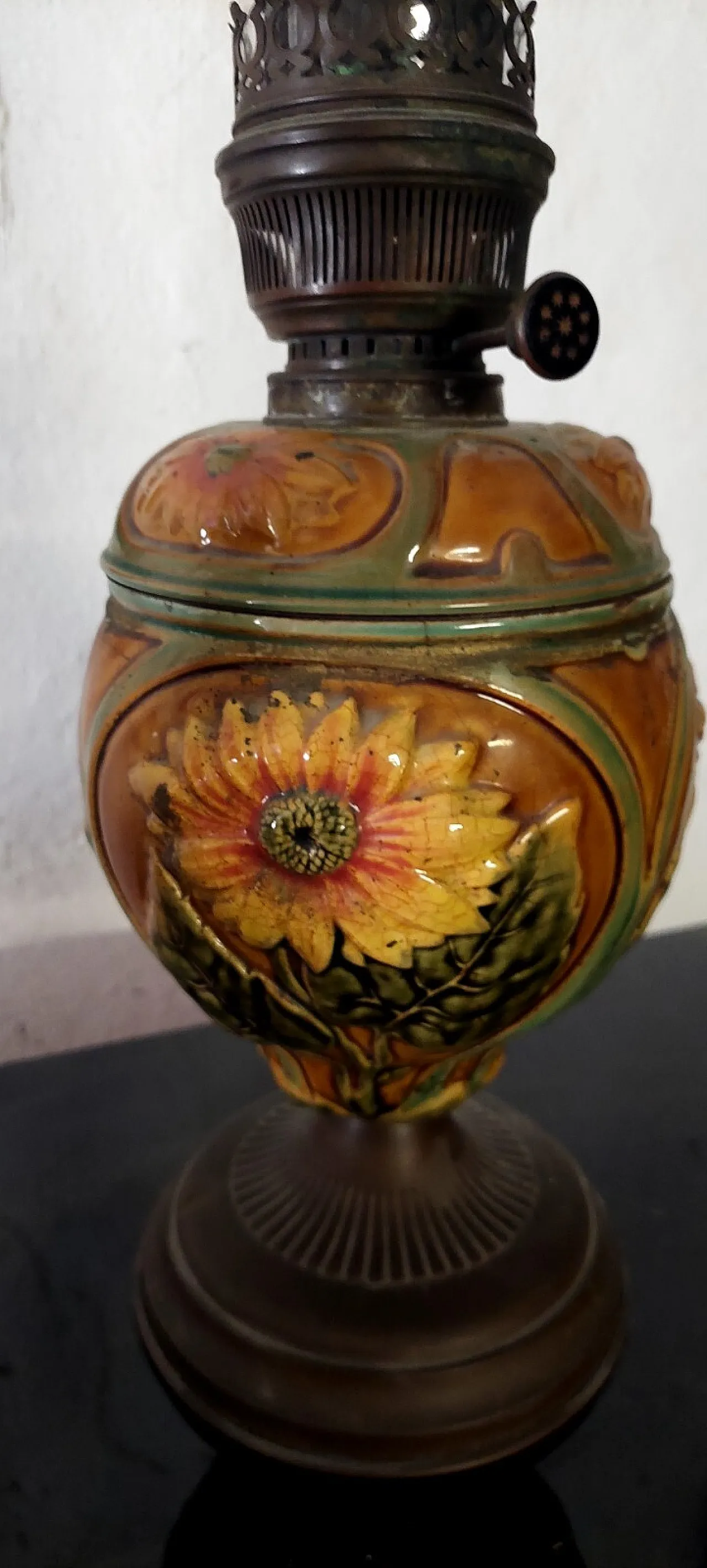 Lampada a petrolio in metallo, ceramica e vetro, inizio '900 10