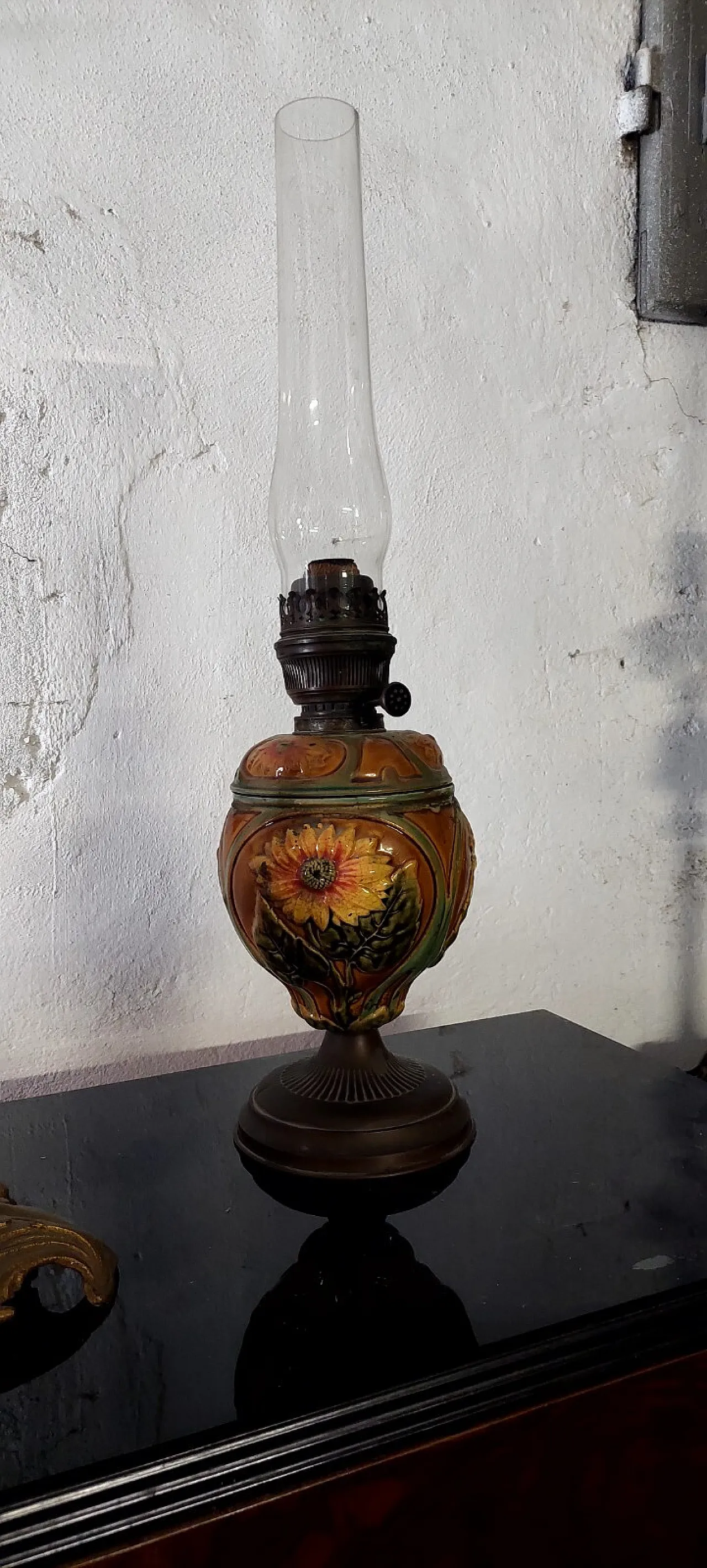 Lampada a petrolio in metallo, ceramica e vetro, inizio '900 13