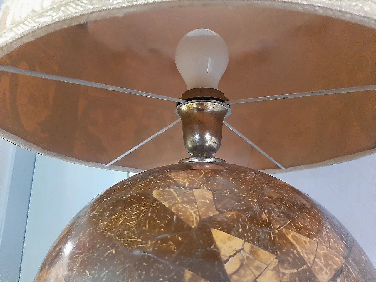 Lampada da tavolo rivestita in guscio di cocco, anni '70 5