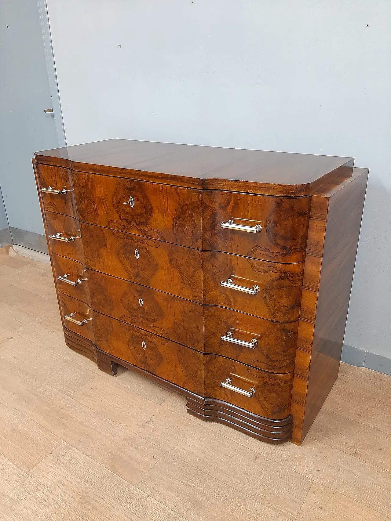 Comò cassettone Art Decò rivestito in noce fiammata 1940 1