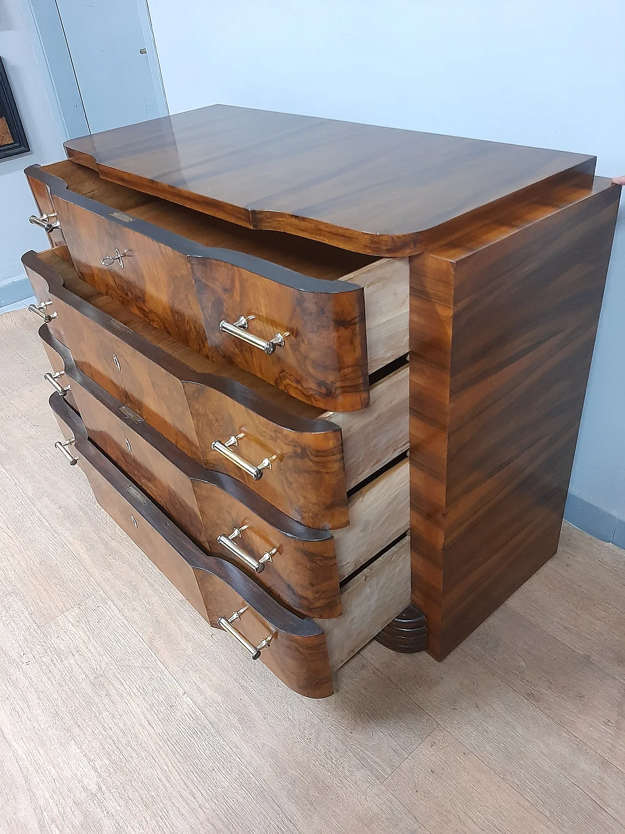 Comò cassettone Art Decò rivestito in noce fiammata 1940 3