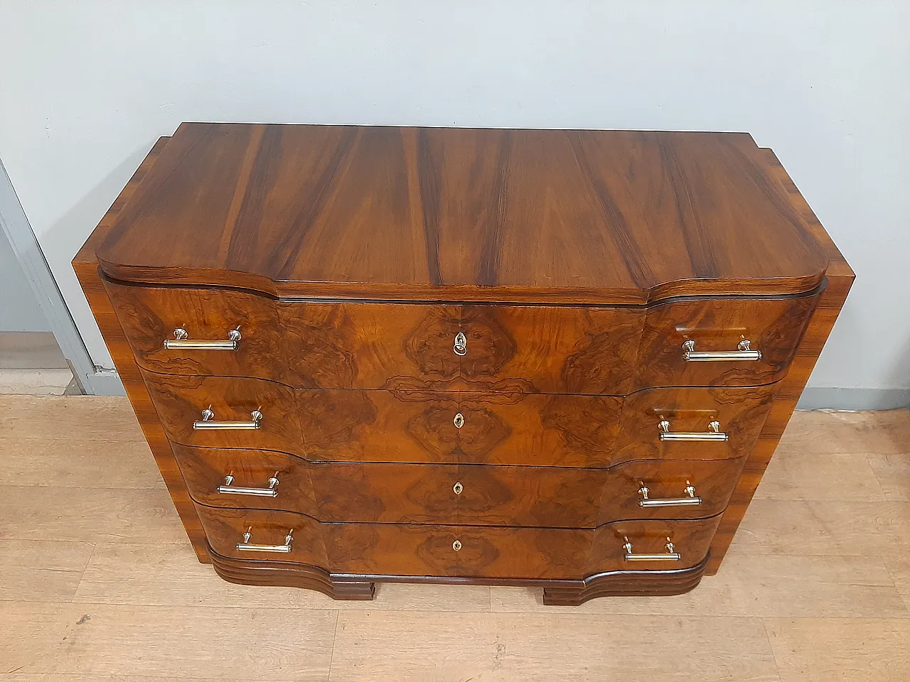 Comò cassettone Art Decò rivestito in noce fiammata 1940 5