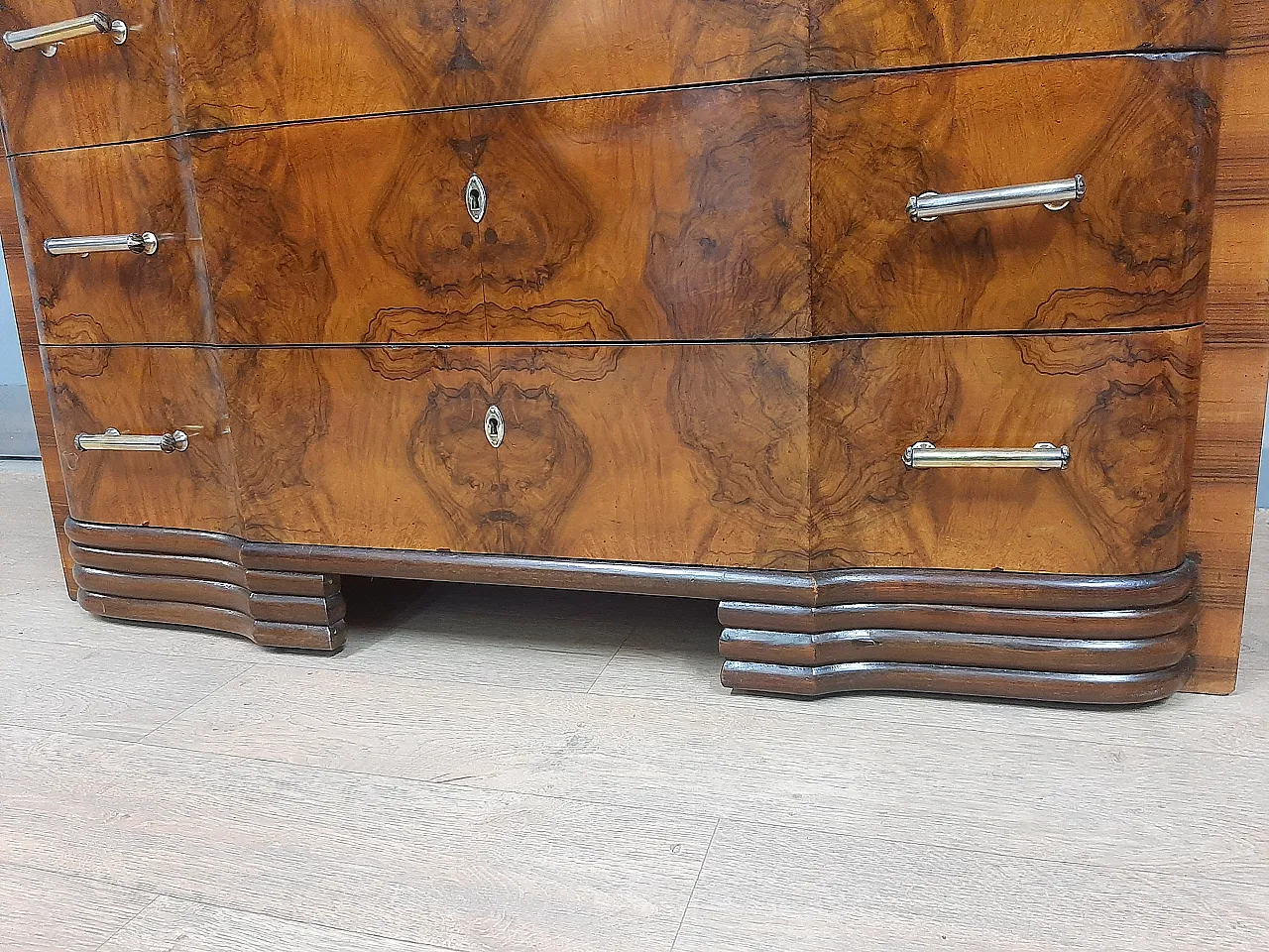 Comò cassettone Art Decò rivestito in noce fiammata 1940 6