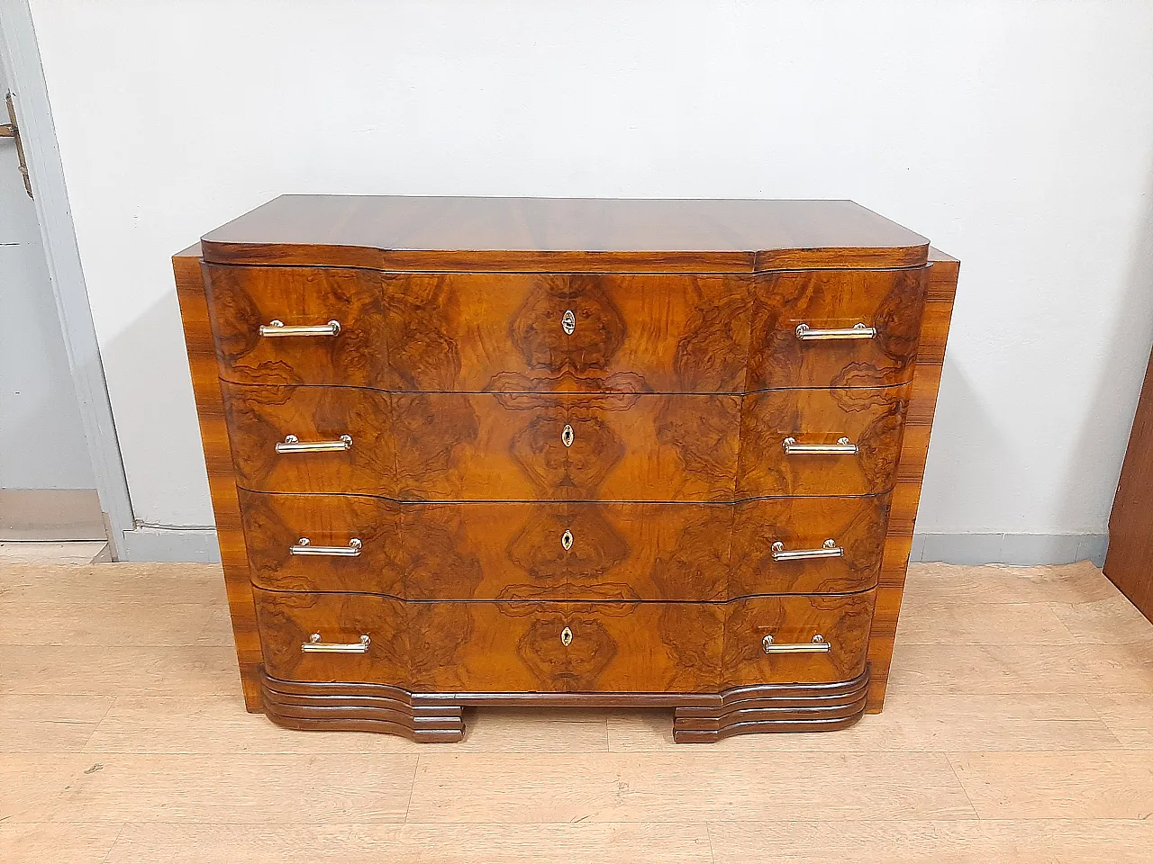 Comò cassettone Art Decò rivestito in noce fiammata 1940 7