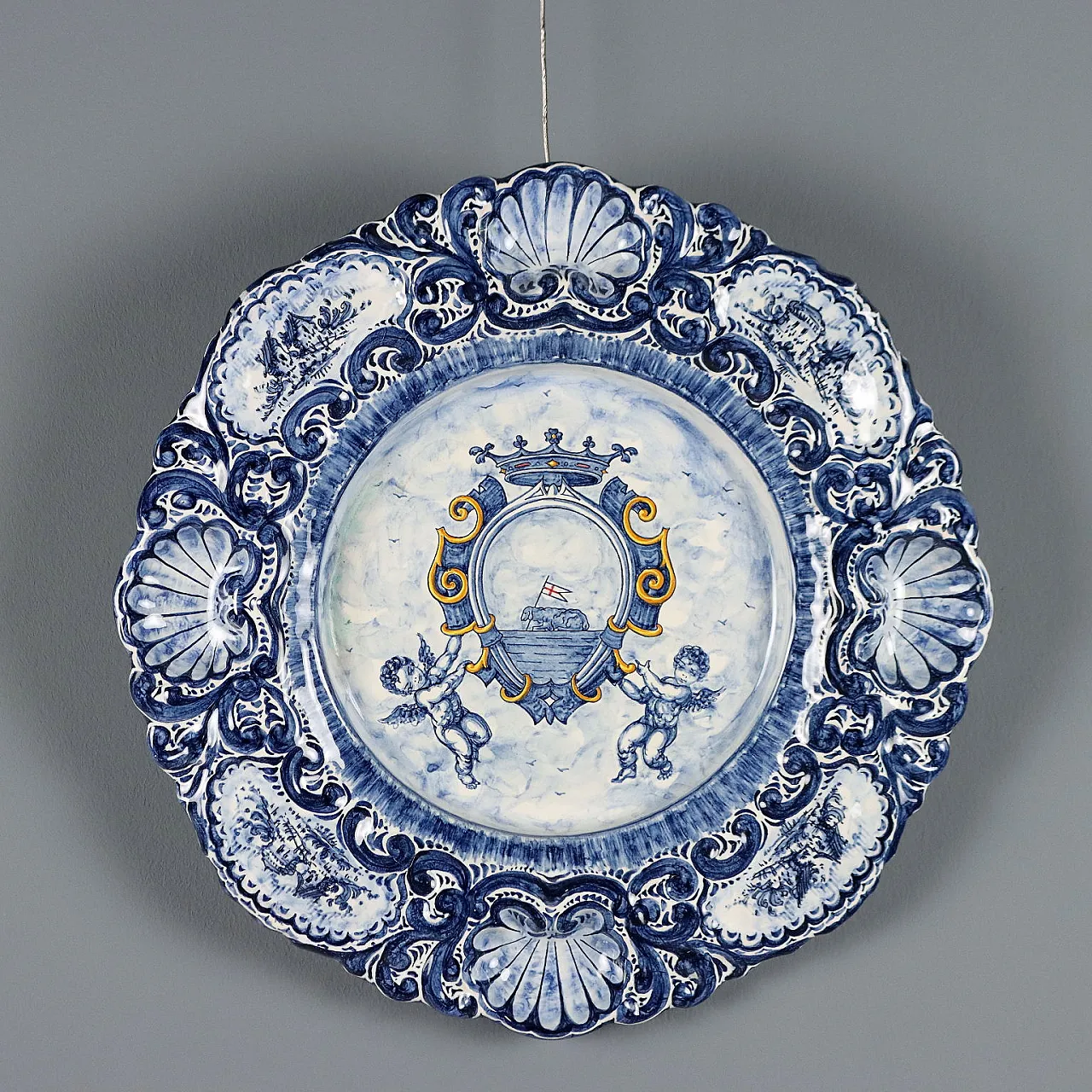 Piatto da esposizione in maiolica decorata, '900 1