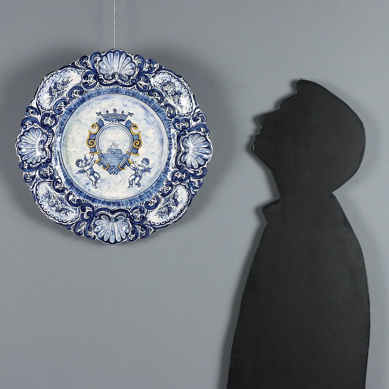 Piatto da esposizione in maiolica decorata, '900 2