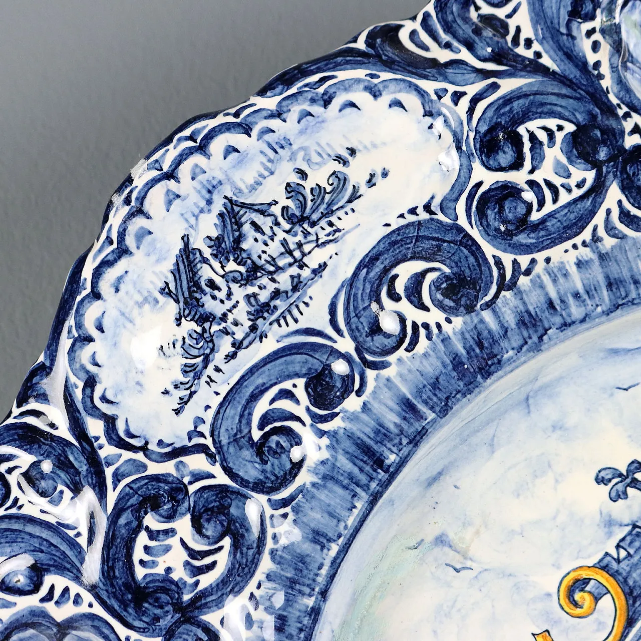 Piatto da esposizione in maiolica decorata, '900 5