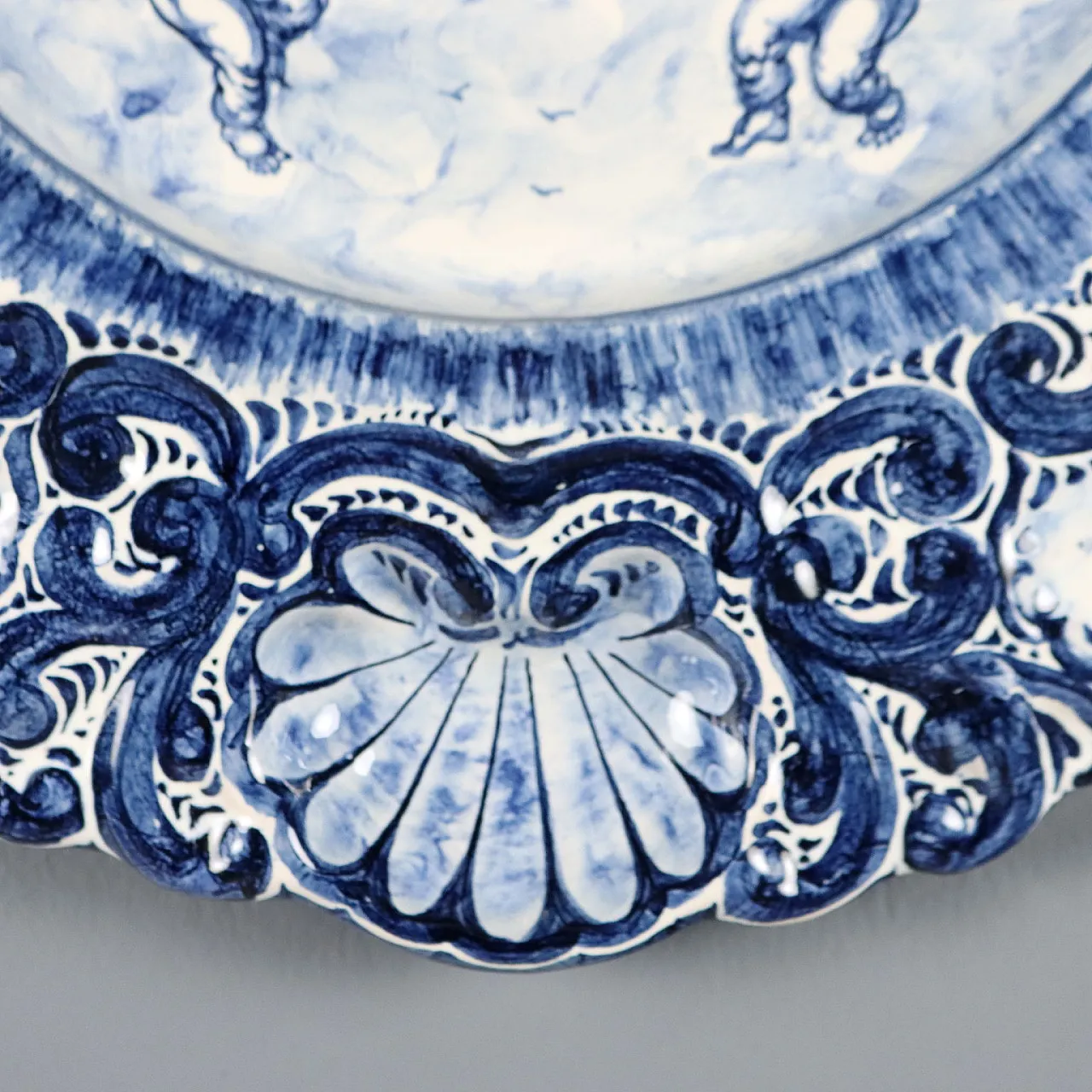 Piatto da esposizione in maiolica decorata, '900 6