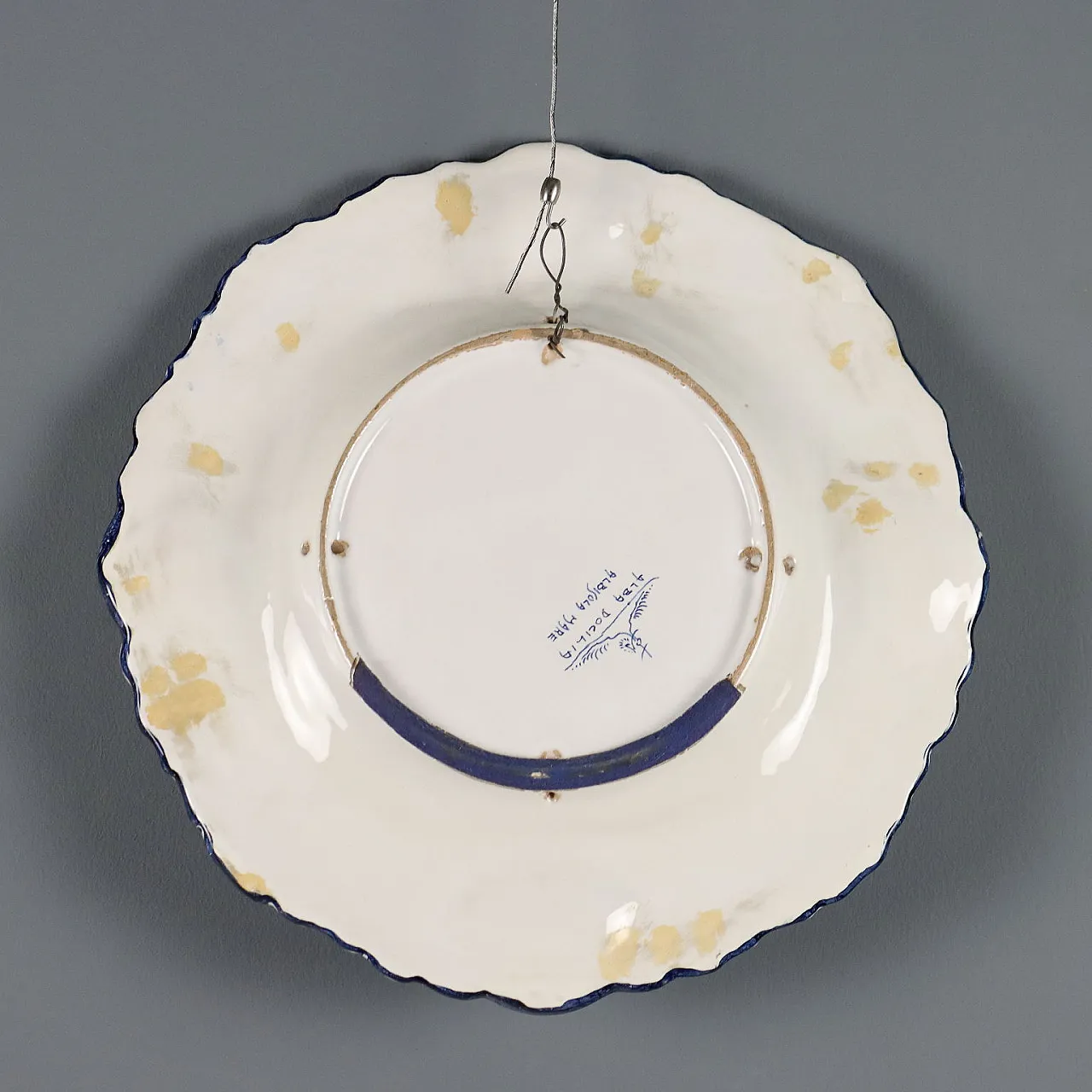 Piatto da esposizione in maiolica decorata, '900 8