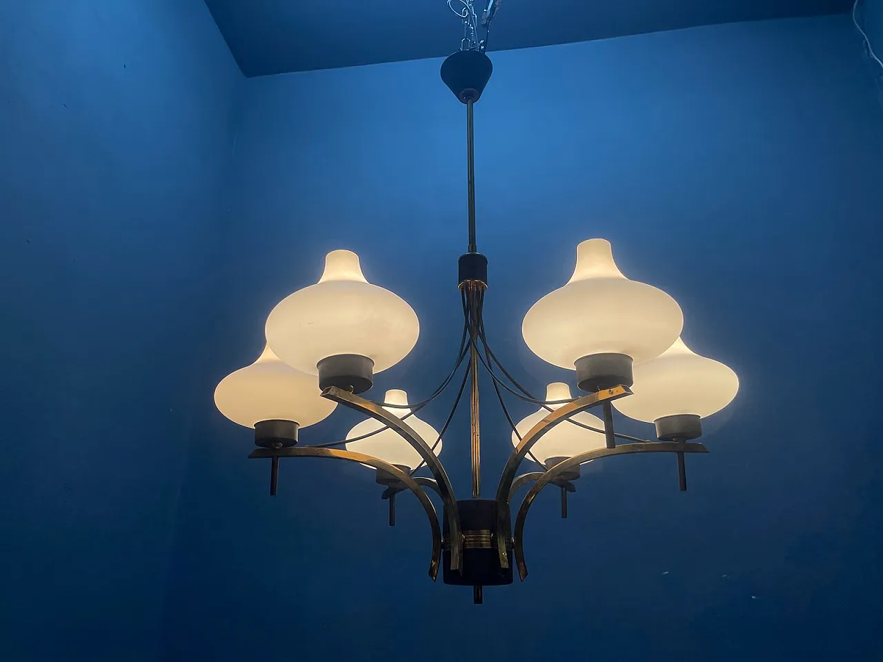 Lampadario vintage a sei luci in ottone e vetro opalino, anni '50 3