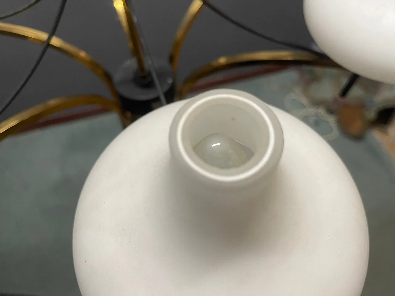 Lampadario vintage a sei luci in ottone e vetro opalino, anni '50 6