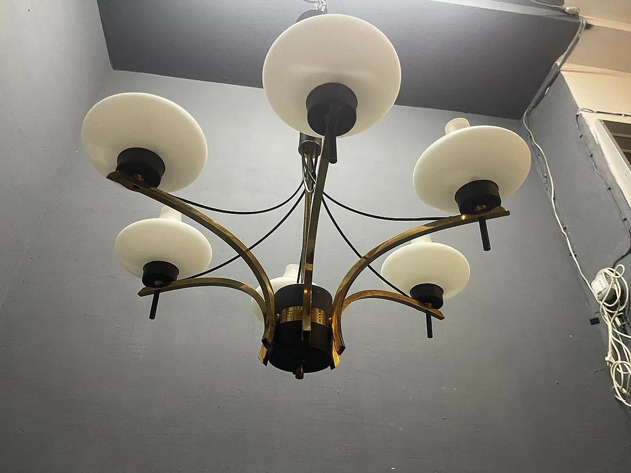 Lampadario vintage a sei luci in ottone e vetro opalino, anni '50 7