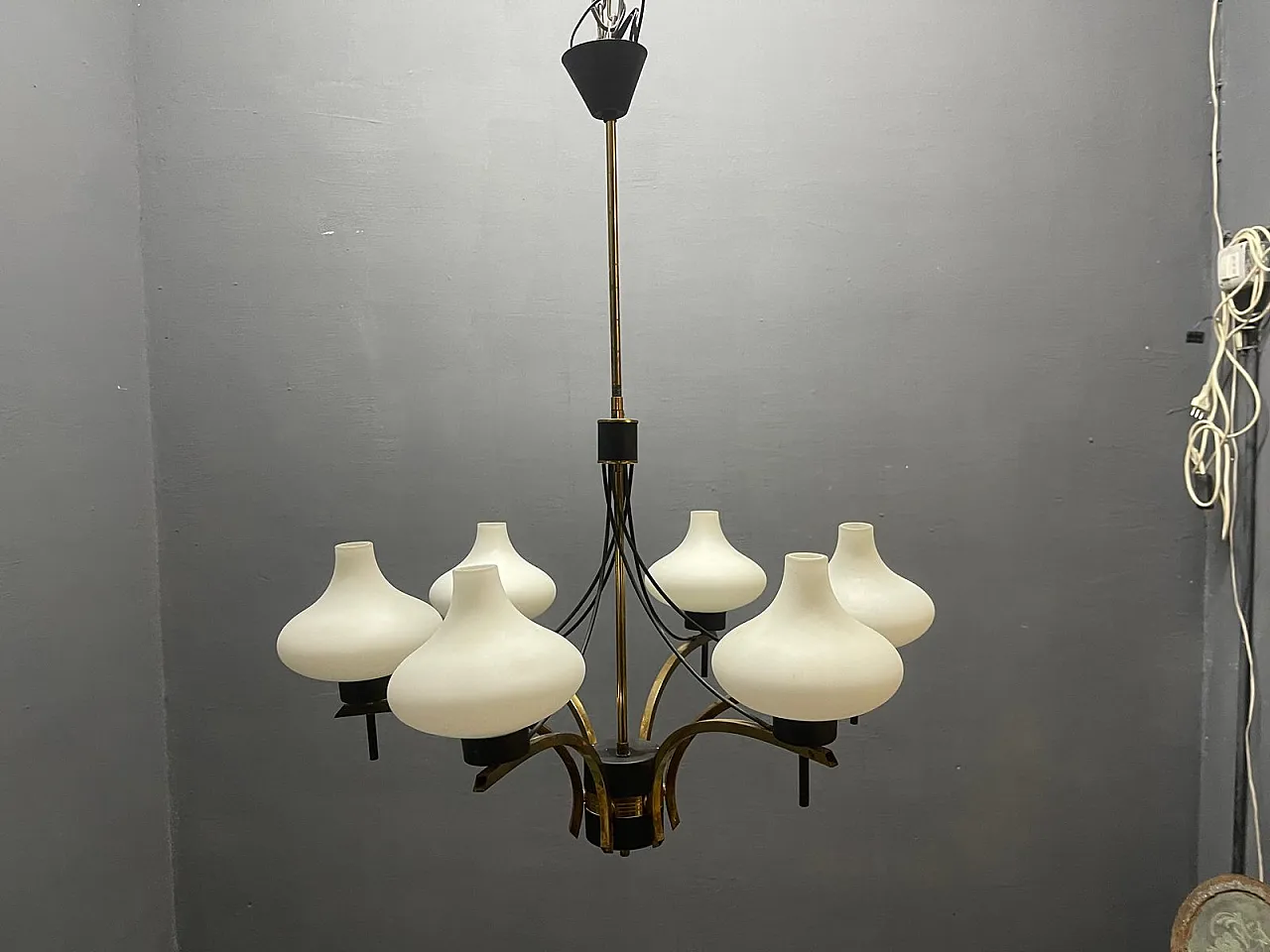 Lampadario vintage a sei luci in ottone e vetro opalino, anni '50 8