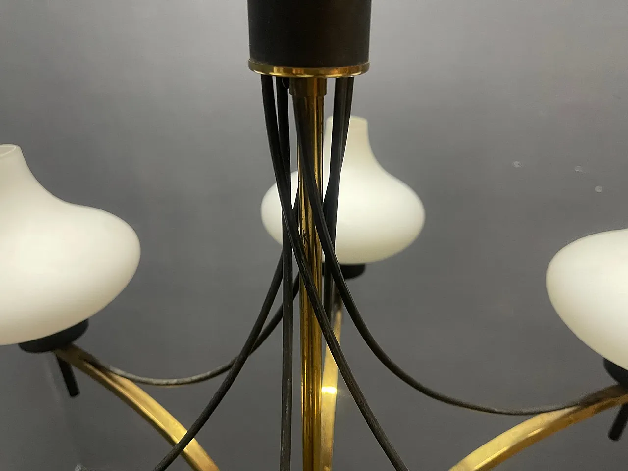 Lampadario vintage a sei luci in ottone e vetro opalino, anni '50 9