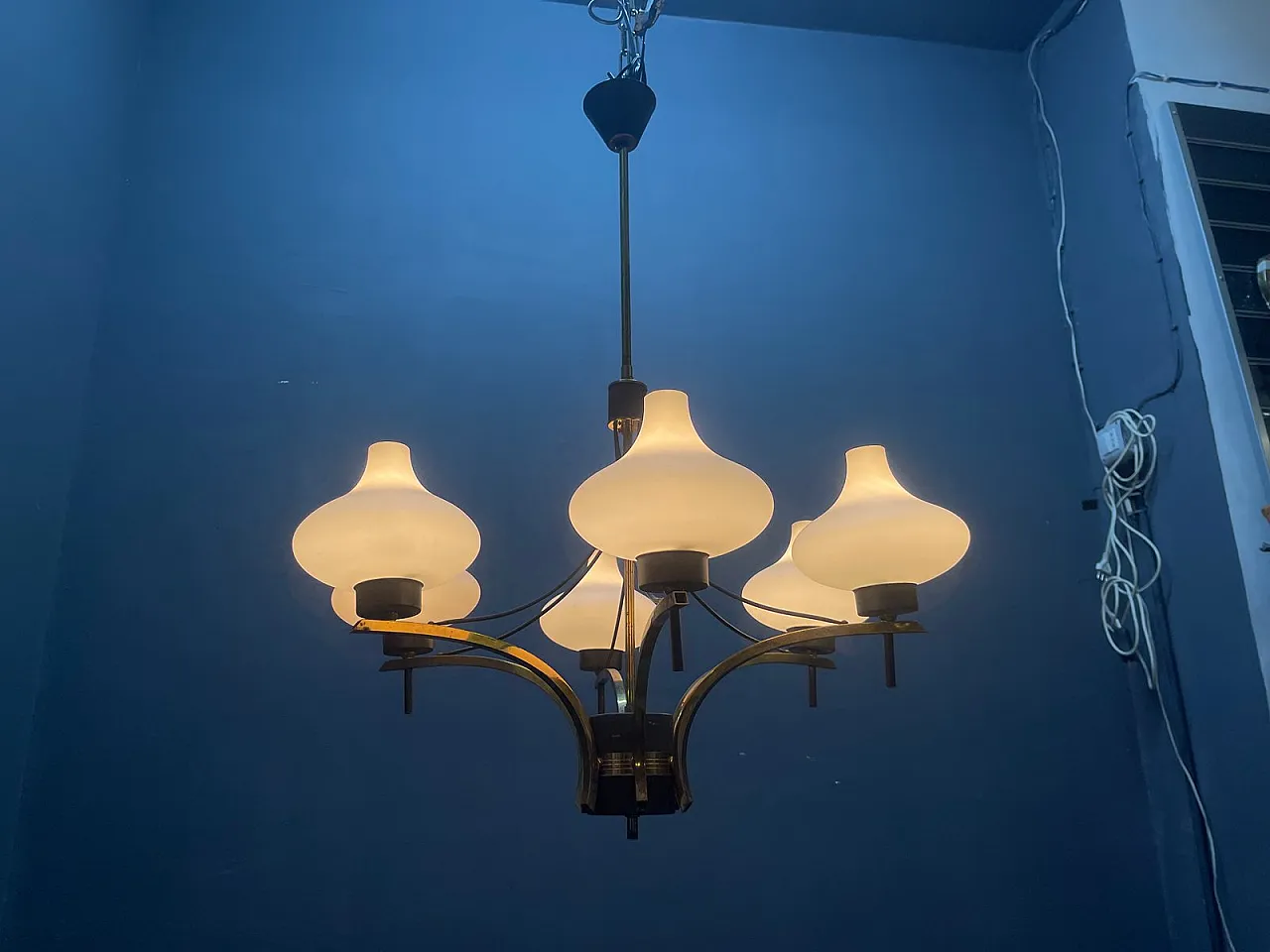 Lampadario vintage a sei luci in ottone e vetro opalino, anni '50 10