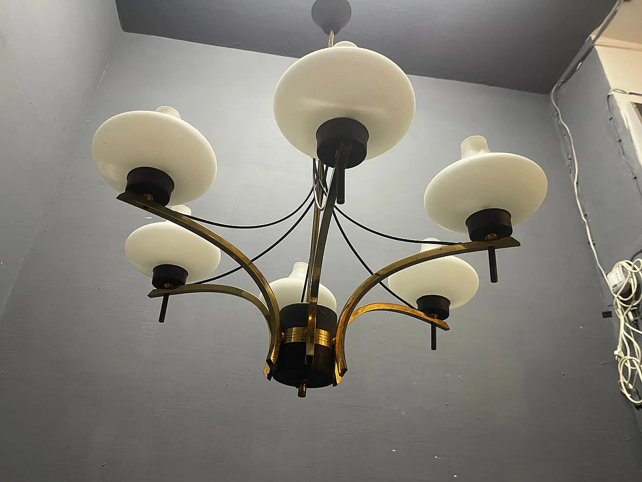 Lampadario vintage a sei luci in ottone e vetro opalino, anni '50 11