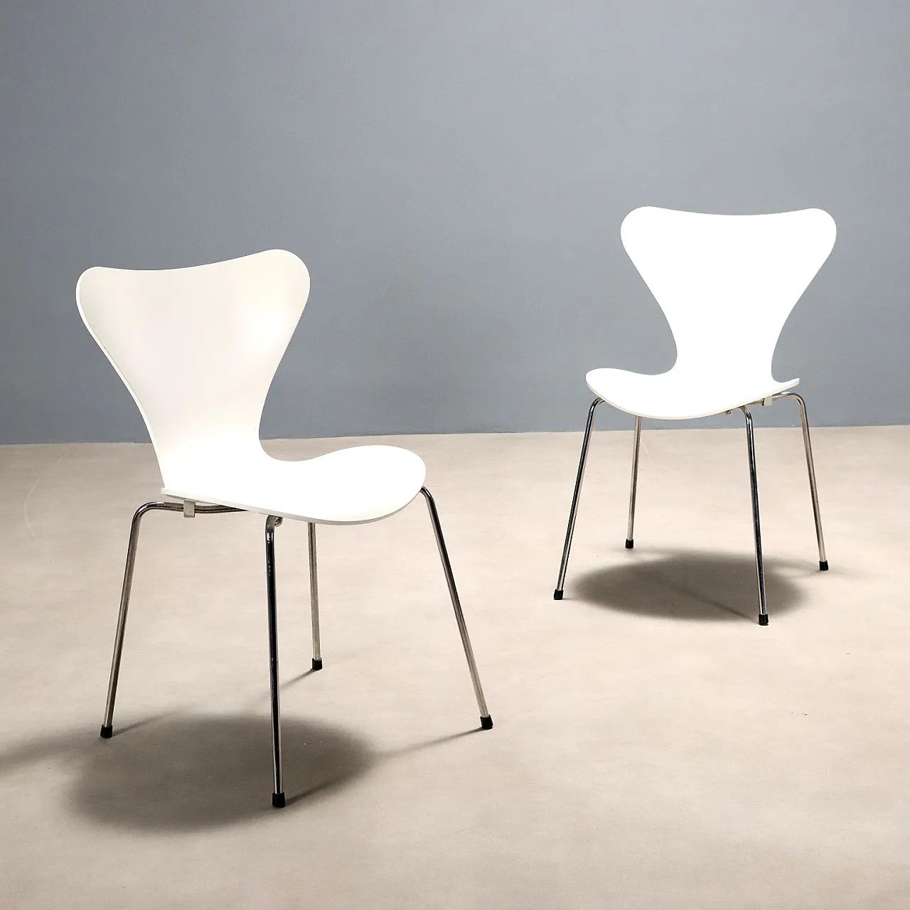 Pair of chairs in white lacquered plywood and steel, 20th century 1