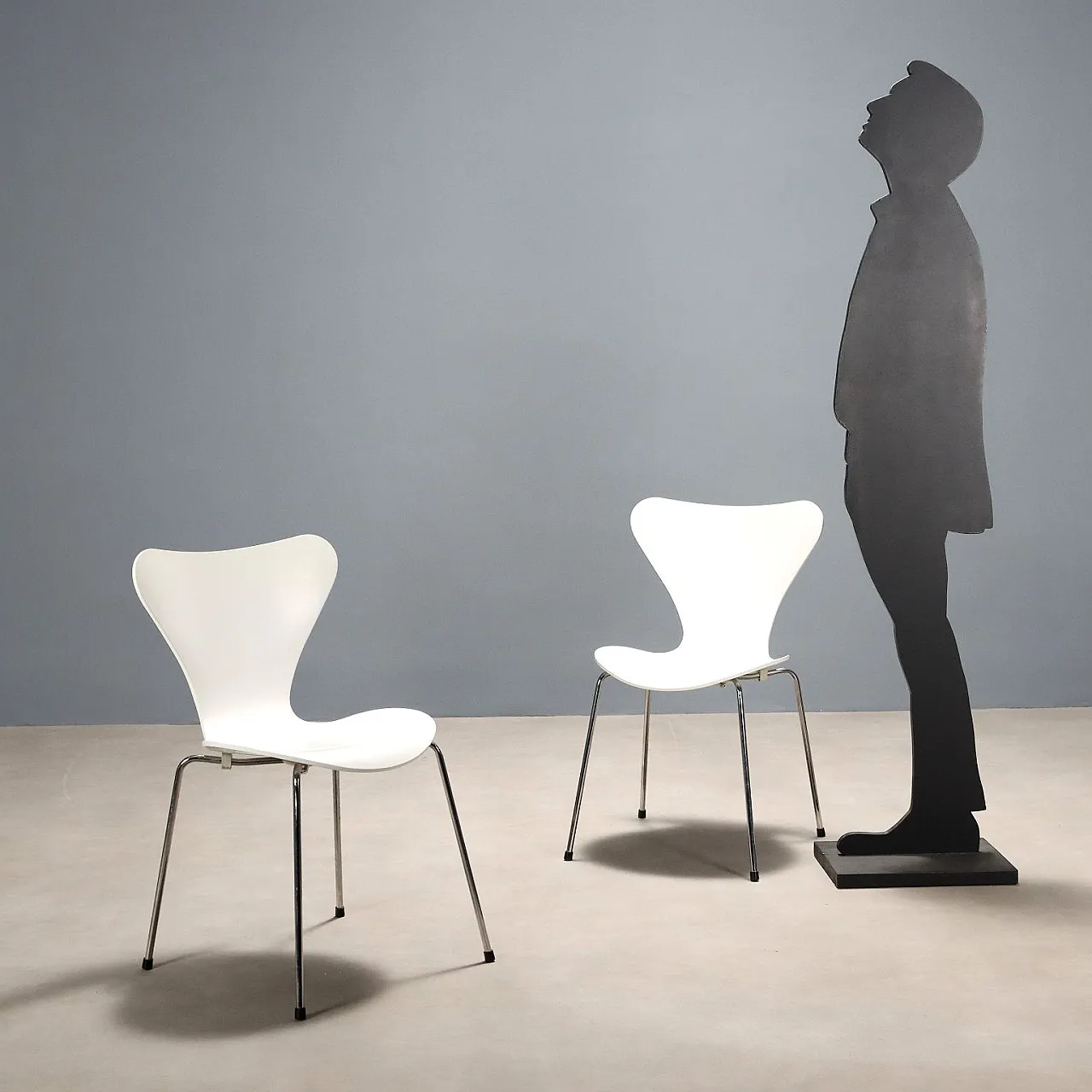 Pair of chairs in white lacquered plywood and steel, 20th century 3