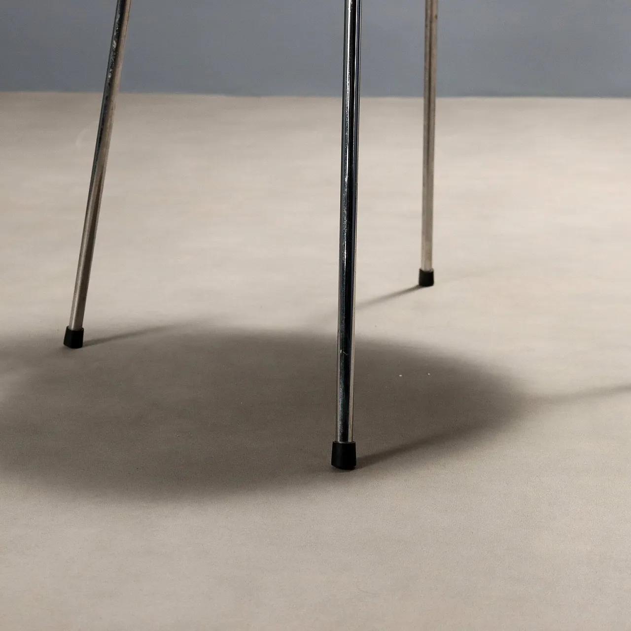 Pair of chairs in white lacquered plywood and steel, 20th century 6