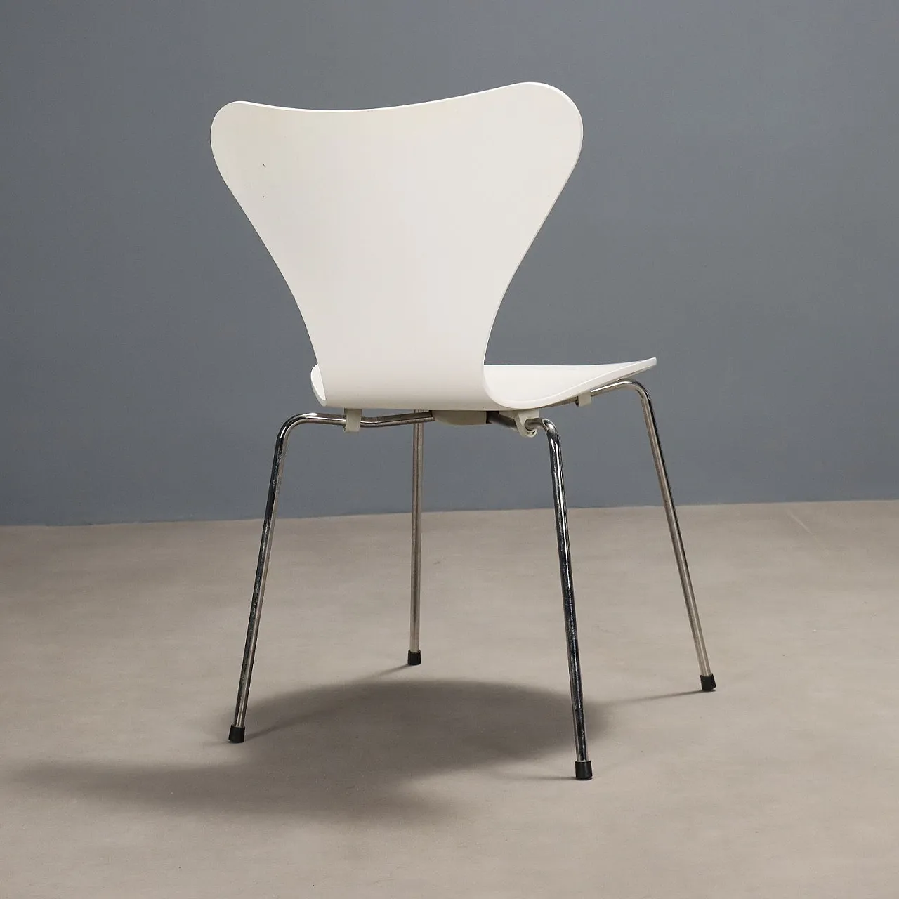 Pair of chairs in white lacquered plywood and steel, 20th century 9