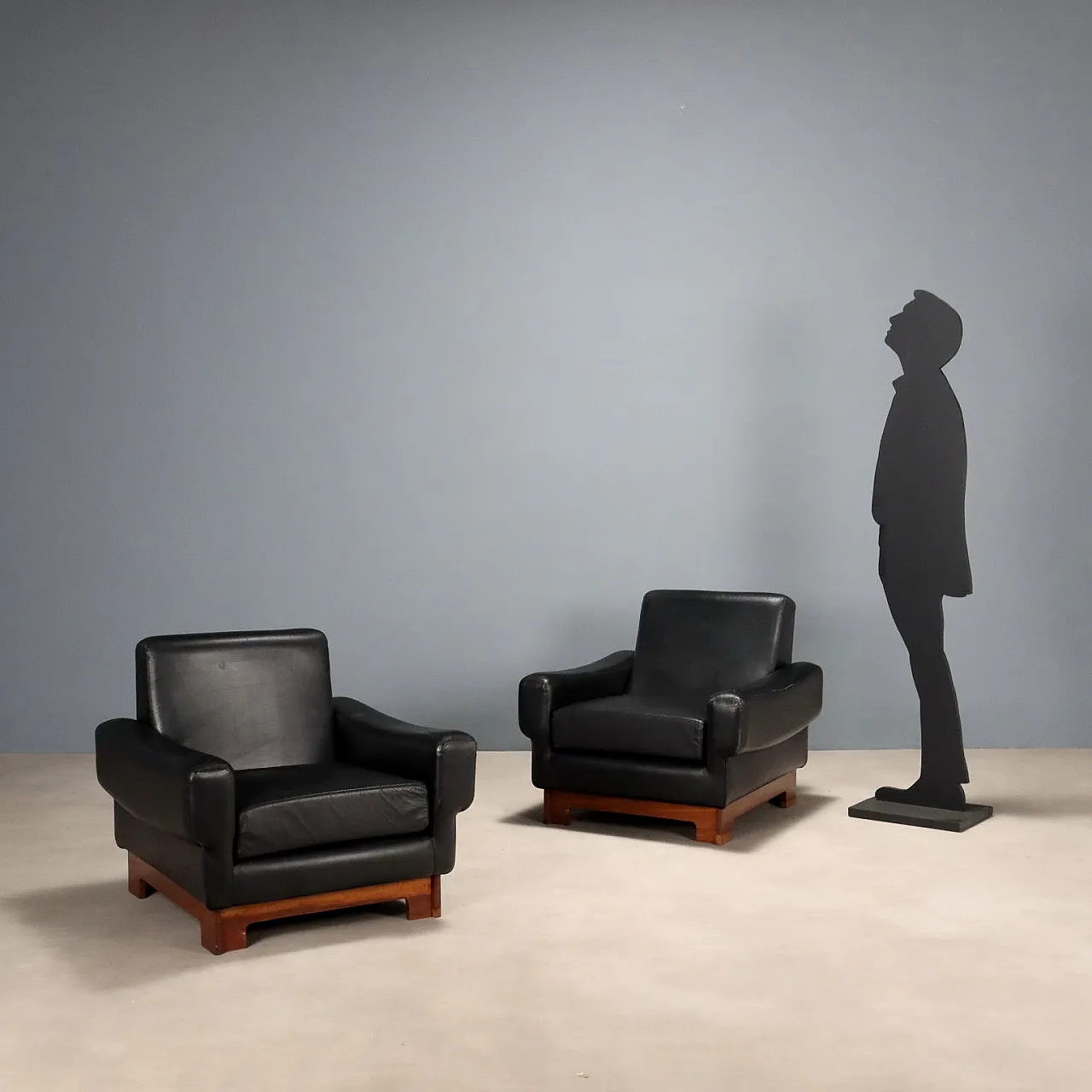 Coppia di poltrone in legno e rivestimento in pelle, '900 2