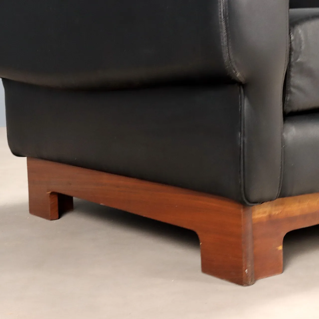 Coppia di poltrone in legno e rivestimento in pelle, '900 6