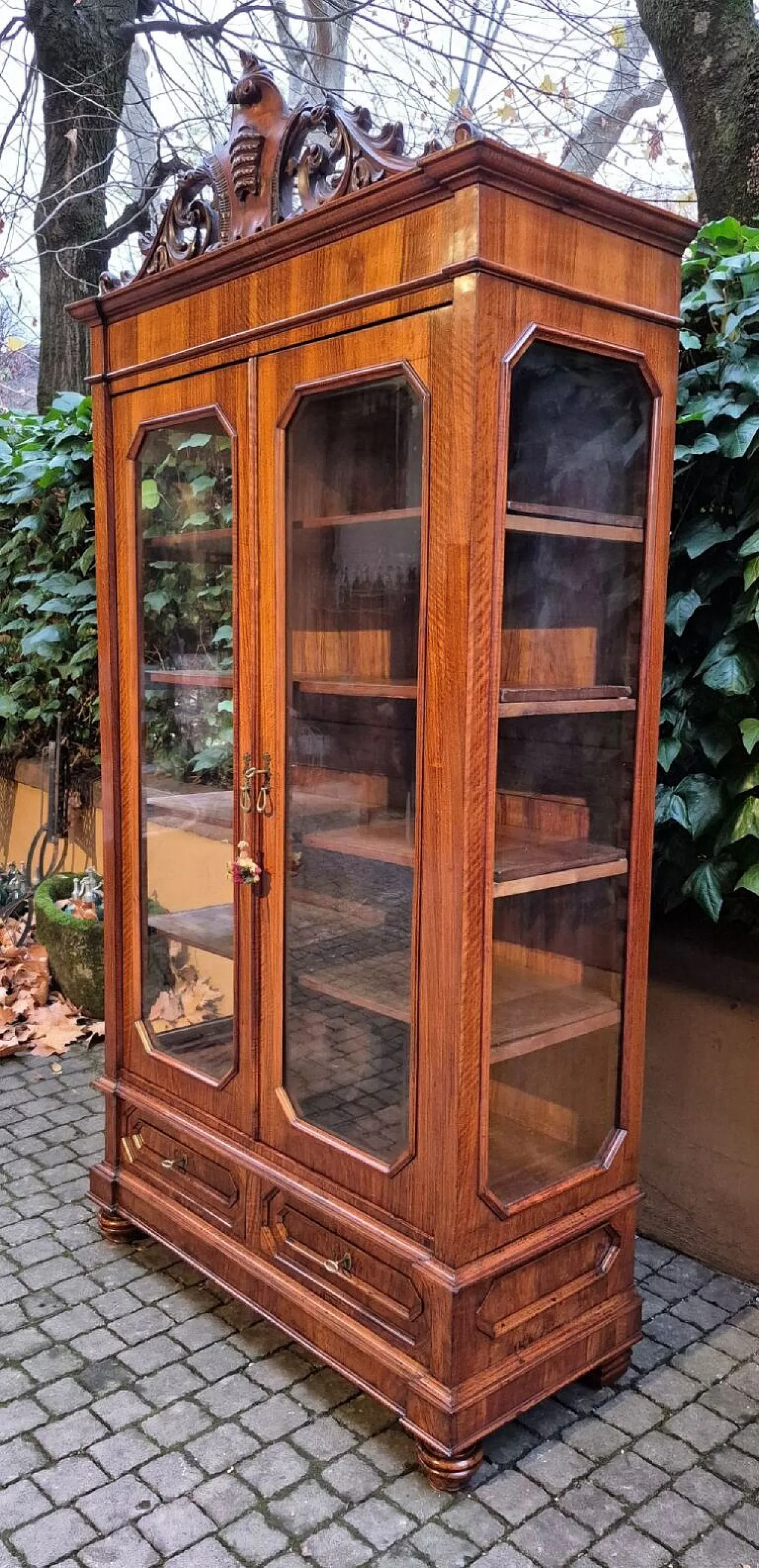 Luigi Filippo walnut veneered display cabinet, 19th century 4