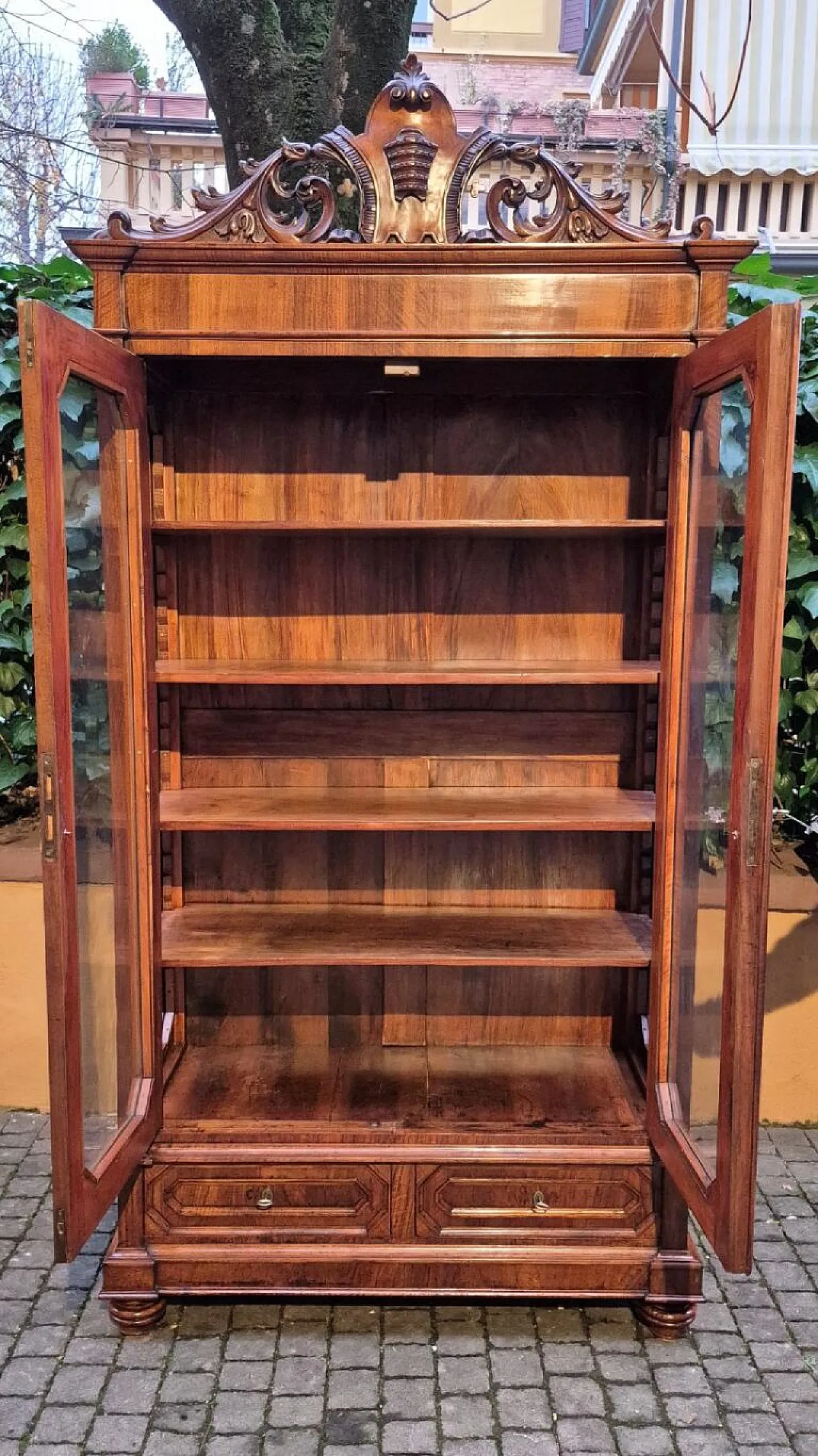 Luigi Filippo walnut veneered display cabinet, 19th century 8
