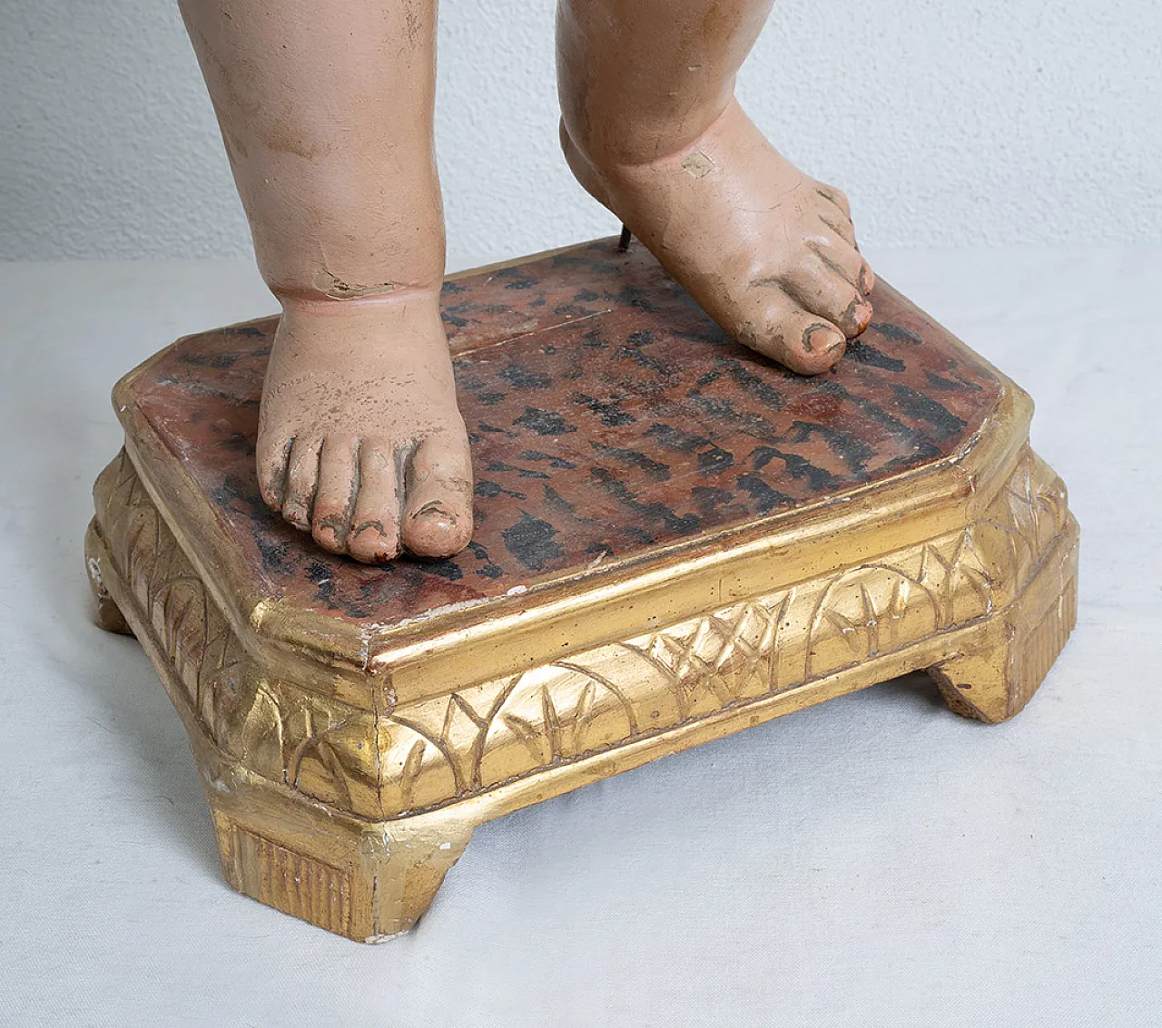 Scultura in legno policromo raffigurante bambino benedicente, '700 5