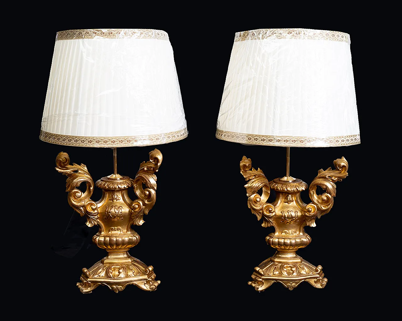 Pair of Louis XV lamps in gilded and carved wood, 18th century 1