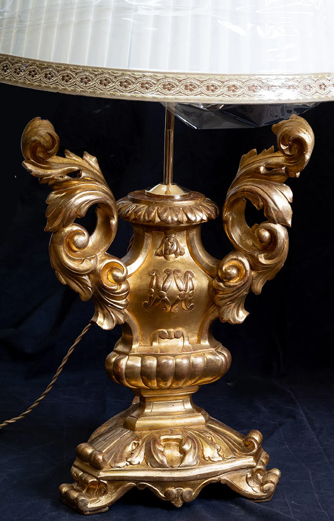 Pair of Louis XV lamps in gilded and carved wood, 18th century 2
