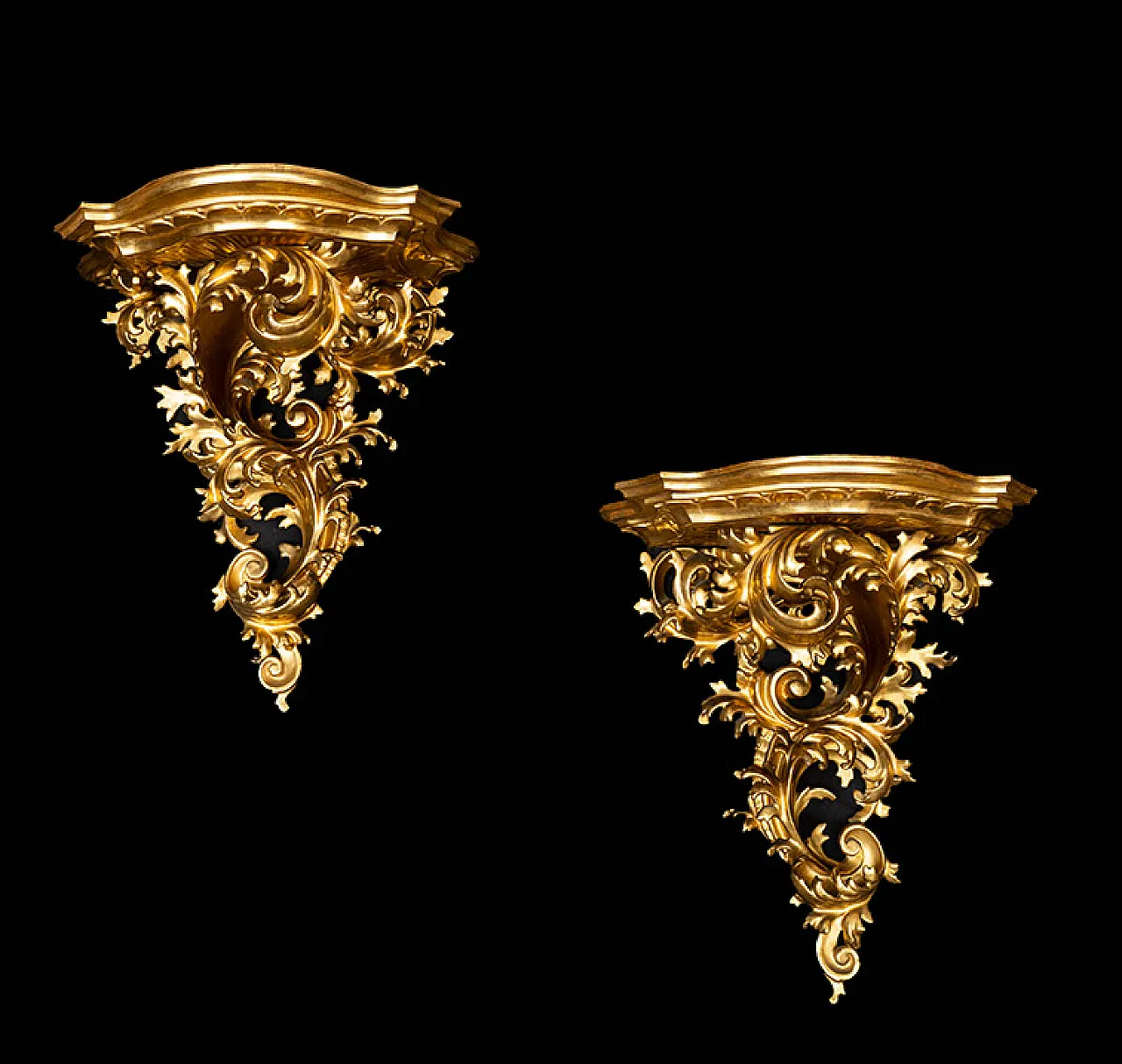 Pair of Florentine shelves in gilded and carved wood, 19th century 1