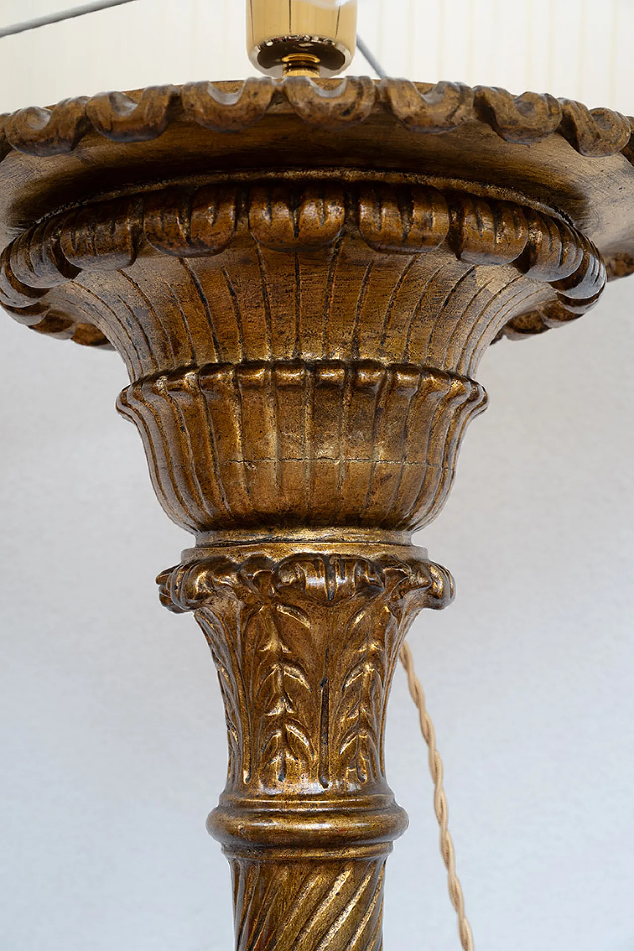 Coppia di lampade stile Luigi XV in legno dorato, '800 4