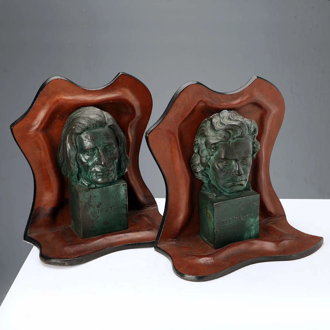 Coppia di fermalibri in pelle con sculture in bronzo, '900 1