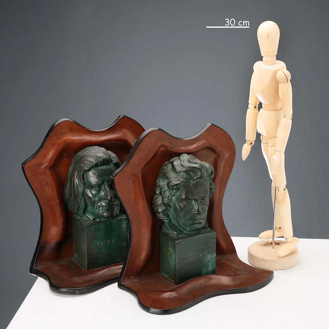Coppia di fermalibri in pelle con sculture in bronzo, '900 2